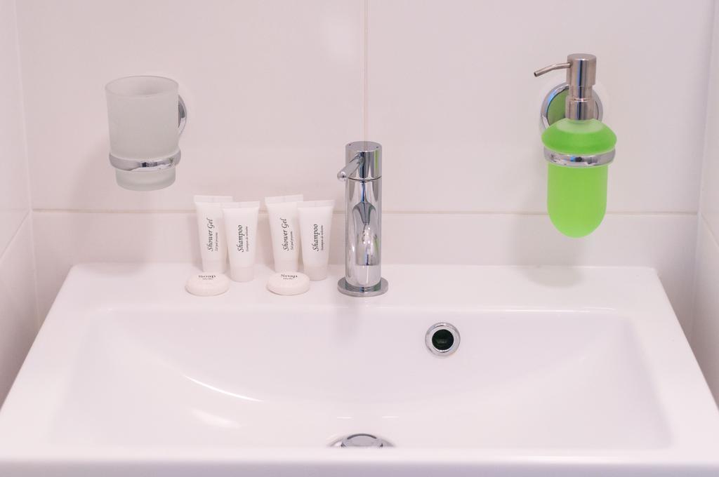Gosciniec Kasztel U Gostla Hotell Murowana Goślina Rom bilde